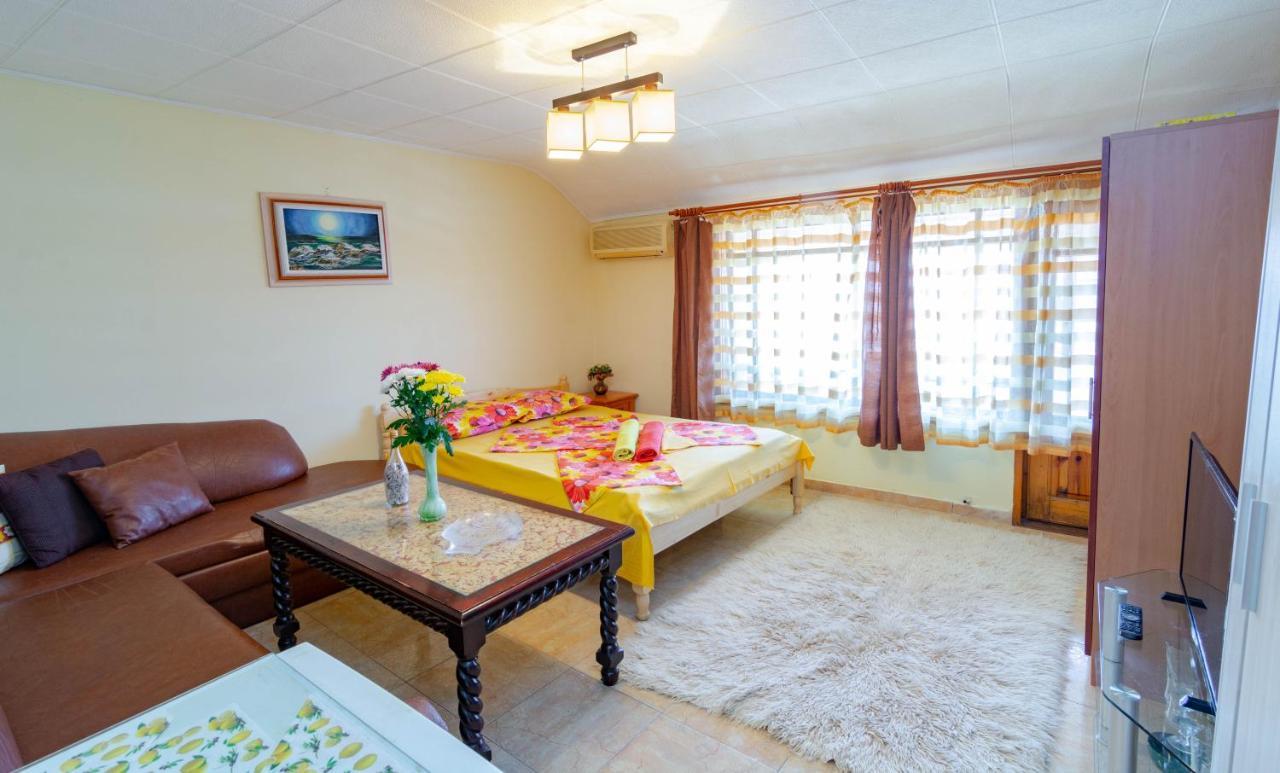 Fener Guest House Pomorie Bagian luar foto